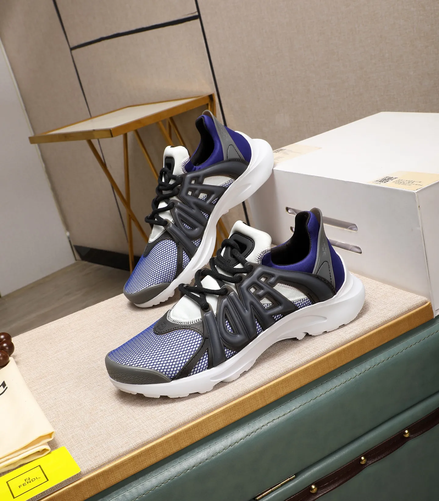 Men's Men's Shoes 💰800 Fendi Fendi's latest Tag series of men's casual mesh sports running shoes, originally purchased and developed, this Tag sneaker is a one-leg sneaker, made of black high-tech mesh material with gray neoprene details. Oversized FENDI lettering on the side and translucent rubber details. Light and flexible rubber running shoe soles, beautifully packaged at the delivery counter, customized breathable lining, original molded foam rubber outsole, sole thickness: 3.5CM! Size: 40-44 (customized at 39.45.46)